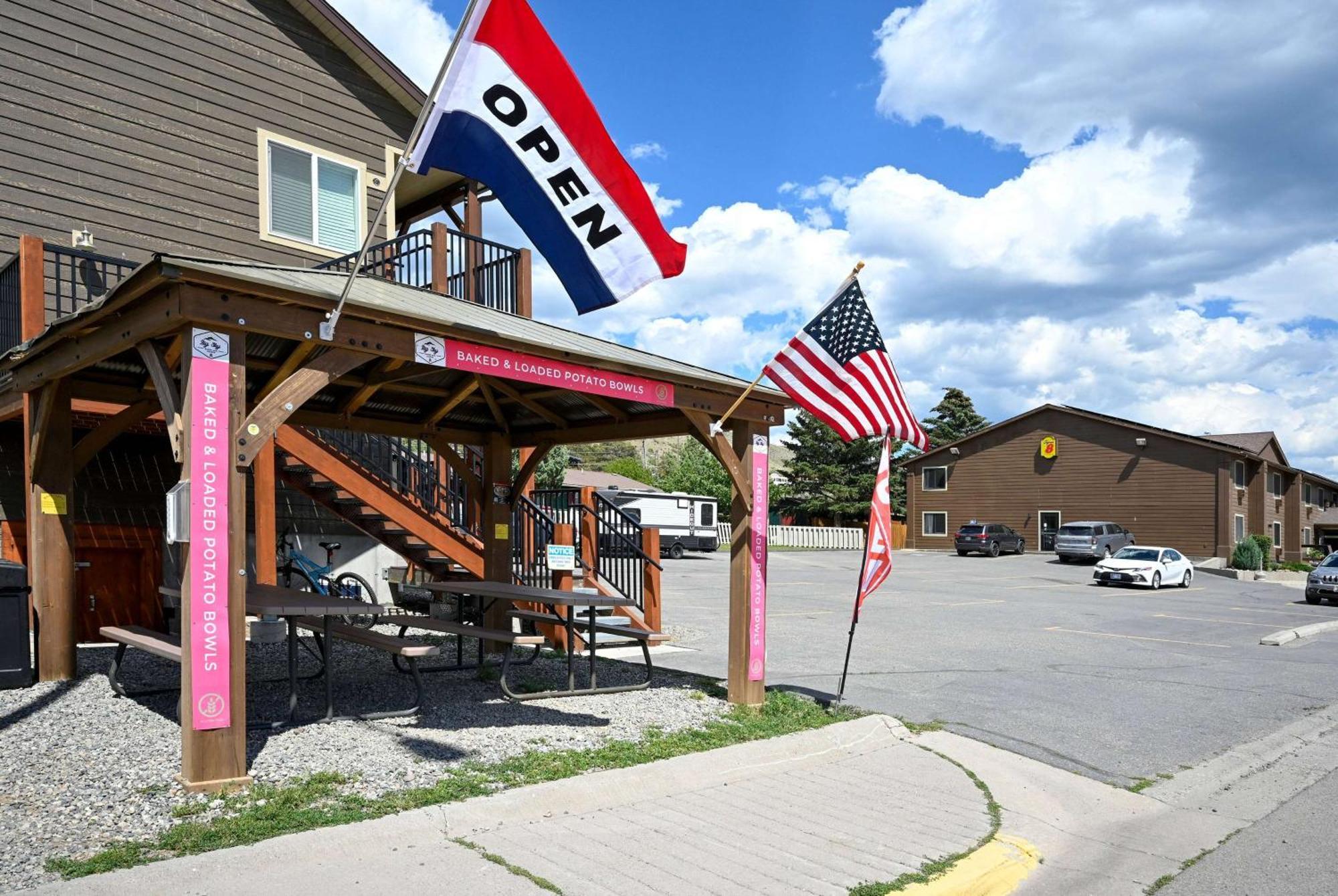Super 8 By Wyndham Gardiner/Yellowstone Park Area Esterno foto